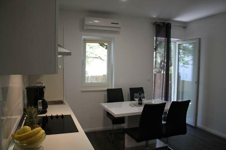 Apartments Holiday Baška Voda Dış mekan fotoğraf